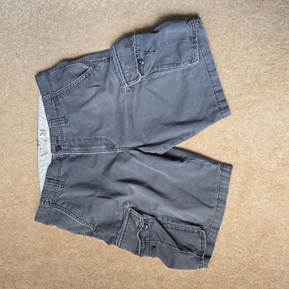 Men's Old Navy gray cargo shorts